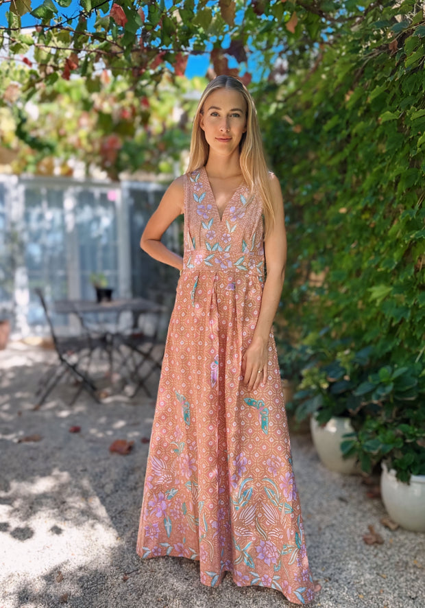 This timeless, cotton Batik dress has a classic cut that never goes out of style. Perfect for effortless casual chic, simply throw it on and pair with one of our straw hats, sandals, and your choice of beach bag or picnic basket. Iridescent Sea Fremantle