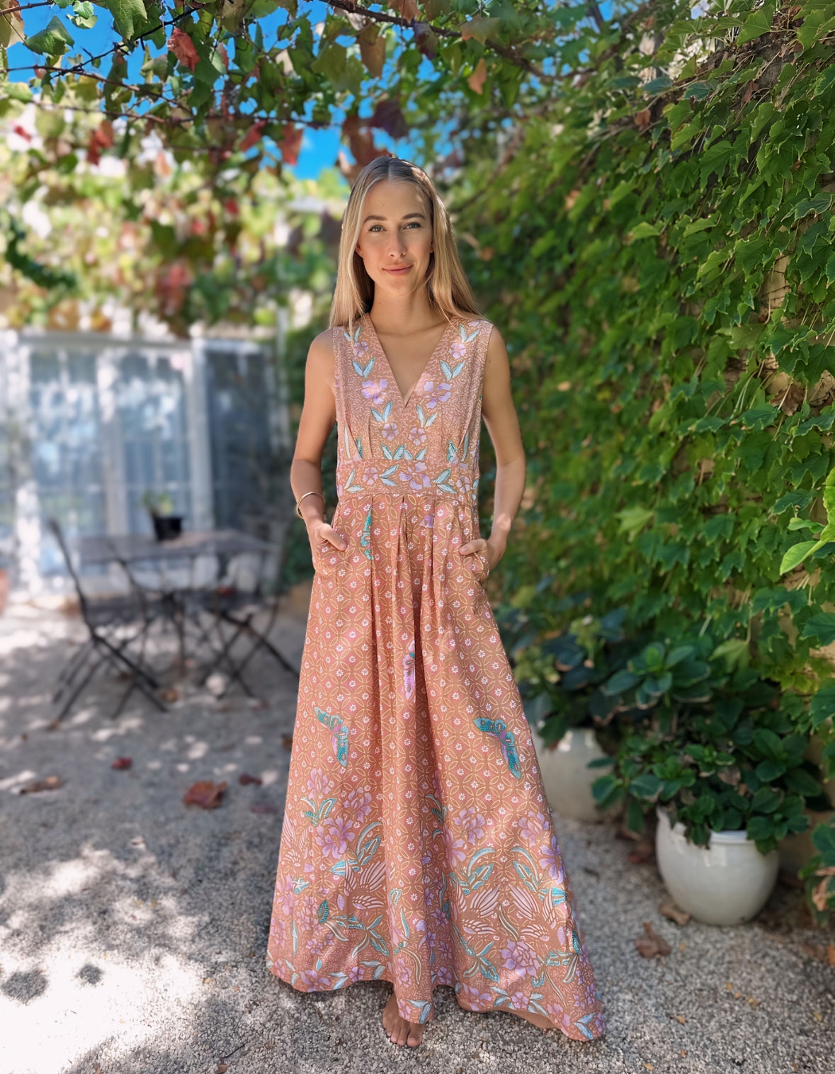 This timeless, cotton Batik dress has a classic cut that never goes out of style. Perfect for effortless casual chic, simply throw it on and pair with one of our straw hats, sandals, and your choice of beach bag or picnic basket. Iridescent Sea Fremantle