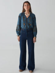 MAISON HOTEL Audrey Blouse in Celo Finito di Blu