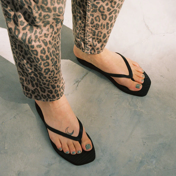 SLEEPERS Premium Grade Tapered Rubber Flip flops in Black