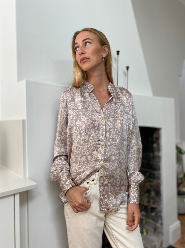 HOTEL The Fleurs Silk Blouse in Soft Grey